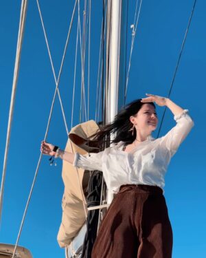 Laurène Arnoux Instagram - Cap vers: le grand large ! 
Bye bye chère terre ferme 🦈 
@assoailerons 📷 @benverdeille