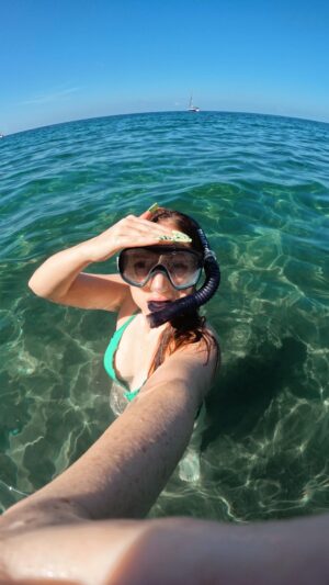 Laurène Arnoux Instagram - Nouveau vlog snorkeling let’s gooo 🐠🐟
Quel est votre loulou préféré ?