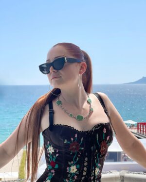 Laurène Arnoux Instagram - Pause pour slay entre deux films 

Collier: @liso.exe 
Top: @egerieparis