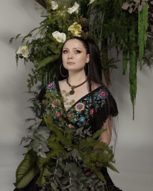 Laurène Arnoux Instagram - Mother of frogs 🌱

Muah @emmaollivier.mua 
Photographe @blanchard.elisa 
Floral designer @anthonydenisflorist 
Grenouilles @tortizard 
Nails @kealasty_duduh 
Lieu @atelierlafille 
Assistant @nicolas.costy