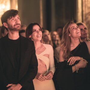Laura Adriani Instagram - Stasera su @skyitalia e @nowtvit i primi due episodi di @acasatuttibene_laserie 
È la fine di un viaggio importante. Ma, si sa, ogni fine comporta sempre un nuovo inizio 😜
Grazie @gmuccino, grazie compagni 🤍
#ACasaTuttiBeneLaSerie #SkyItalia