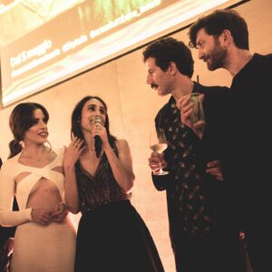 Laura Adriani Instagram - Stasera su @skyitalia e @nowtvit i primi due episodi di @acasatuttibene_laserie 
È la fine di un viaggio importante. Ma, si sa, ogni fine comporta sempre un nuovo inizio 😜
Grazie @gmuccino, grazie compagni 🤍
#ACasaTuttiBeneLaSerie #SkyItalia