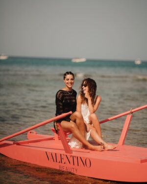 Laura Adriani Instagram - Grazie a @valentino.beauty per questi giorni estivi insieme 🤍
#manywaystobeyou #borninroma #fragrance 
@yourmood_official 🤍
