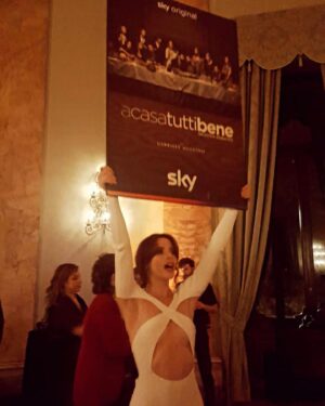 Laura Adriani Instagram - È stata una grande festa 🎈 

Stylist @amelianna70 
Dress @philosophyofficial 
Shoes @jimmychoo 
Mua and hair @stefyfesty 
Press @therumorsufficiostampa 

Grazie @skyitalia @nowtvit @lotus_production 
#SkyOriginal #acasatuttibenelaserie