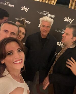 Laura Adriani Instagram - È stata una grande festa 🎈 

Stylist @amelianna70 
Dress @philosophyofficial 
Shoes @jimmychoo 
Mua and hair @stefyfesty 
Press @therumorsufficiostampa 

Grazie @skyitalia @nowtvit @lotus_production 
#SkyOriginal #acasatuttibenelaserie