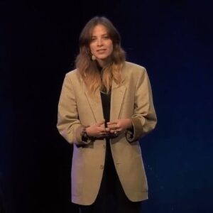 Laura Adriani Instagram - “Non sono l’unica” di @a.curci e la sottoscritta. 
Una prima volta. 
Tanti grazie, soprattutto ad @a.curci che è davvero un Angelo, e a @superficie_media che mi permette sempre di andare un po’ più in là. 
Qui un piccolo estratto, che ne riassume il senso e la necessità.