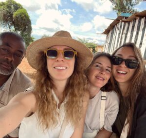 Laura Adriani Instagram - Africa - Kenya (Safari)

1. Per la prima volta nella mia vita ho azzeccato un outfit
2. Il safari inaspettato
3. Per i nostri trent’anni abbiamo deciso di regalarci un viaggio in Kenya
4. Uno di quei tramonti che non dimenticherò mai
5. La mia compagna di banco dal 2004
6. L’alba più bella della mia vita
7. La nostra guida pienah di noi dopo poche ore
8. Noi innamorate
9. Le costanti protagoniste di questi giorni: CAVALLETTE E ISTERIA

Hakuna matatina per i nostri trent’anni amiche mie 🤍
#hakunamatatina30