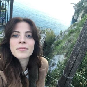 Laura Adriani Instagram - Mamma, papà, 
Senza di voi nulla sarebbe stato possibile. Grazie per il vostro lavoro, amore e supporto continuo. 

Grazie a @voltadelfuenti per aver ospitato me e i miei genitori in questa meravigliosa cornice.
Allo chef @deblasio_michele per questo viaggio culinario tra i sapori amalfitani e le sue scoperte oltreoceano. 
Ai ragazzi in sala: belli, belli, belli.
A @flaviana_facchini per invitare me e le persone che amo in posti sempre pieni di bellezza.