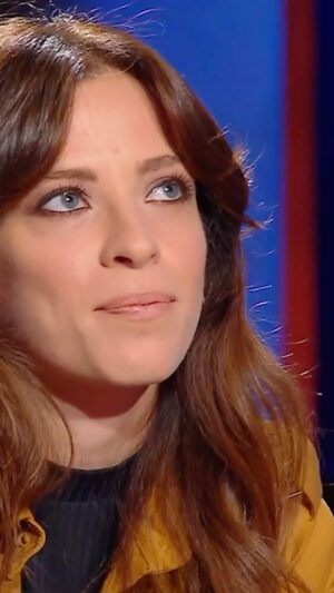 Laura Adriani Instagram - Seguire il proprio cuore o no: il bivio della vita di ognuno di noi quando il mondo ti mette alla prova.✨

🕘 #GenerazioneZ Questa sera in terza serata, alle 00.40 su #Rai2
📱 Disponibile anche su #RaiPlay