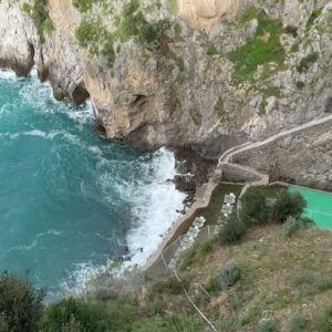 Laura Bailey Instagram - Took the scenic route home from work in Sicily...
And got to play on my favourite court in the world!
@ilsanpietrodipositano 🤍