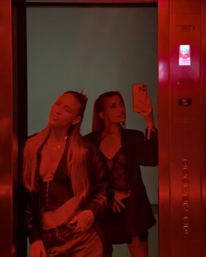 Laura Battistella Instagram - On veut de l’instant T, marre des poses parisiennes avec leurs cafés crèmes