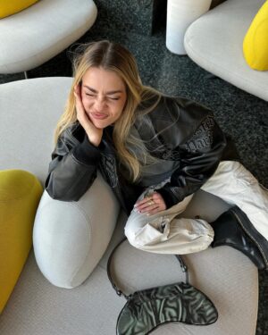 Laura Battistella Instagram - On veut de l’instant T, marre des poses parisiennes avec leurs cafés crèmes