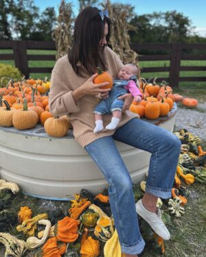 Laura James Instagram - This is a very delayed post from when Ellie was 6 weeks old and you can tell, because of the dark circles under my eyes (but let’s be honest they are still very present 🫠) what a wild ride these last few weeks have been with her, and still loving every second of it 🤍