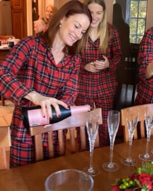 Laura Leighton Instagram - May your days be merry and bright! 🎄Wishing everyone a Very Merry and Happy Everything today! ❤️