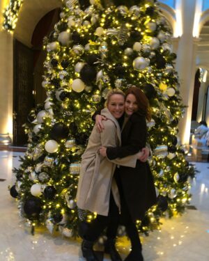 Laura Leighton Instagram - Speaking of sisters ❤️....this is what happened when I first saw @josiebissett in NYC.  I sent this photo to my youngest daughter and texted “This is my TV sister from 1992-1997 and a really pretty Christmas tree 😬.” Swipe to see the photo she sent back, texting “This is my real sister from 2005-now and a really pretty Christmas tree 😬.” #clevergirl  #christmassisters  #melroseplace