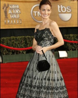 Laura Leighton Instagram - Screen Actors Guild Awards are this weekend...Memories of my very favorite vintage dress I wore to the 2007 awards. #tbt 👗:@thepaperbagprincess .
.
.
.
.
#sagawards #paperbagprincess #vintage
