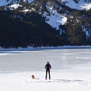 Laura Moure Instagram - Siempre soñé con caminar por un lago helado !! Lugar de ensueño ! Es el lago de san Mauricio en el parque nacional de Aigüestortes❄️☃️🌲#estanidesantmaurici