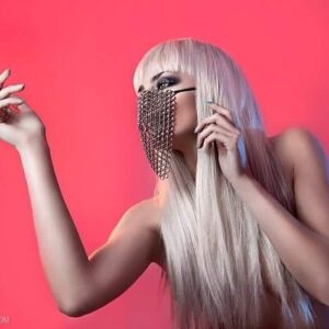 Laura Moure Instagram - Me apasiona esta foto! Pero pensé...con la mascarilla y la peluca...nadie va a saber q soy yo..pero me parece el momento perfecto !__________________
📷@rebecasaray __
Máscara de @anillarte