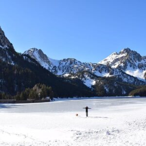Laura Moure Instagram - Siempre soñé con caminar por un lago helado !! Lugar de ensueño ! Es el lago de san Mauricio en el parque nacional de Aigüestortes❄️☃️🌲#estanidesantmaurici
