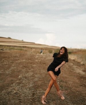 Laura Moure Instagram - Como la rabia de amar...alegría...como un asalto de felicidad