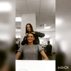 Laura Moure Instagram - Mañanas de cariño...risas y mucho arte ! Hoy @john.acostamakeup me ha acariciado con sus brochas y realmente ha hecho magia !! Y @estherpelos se ha currado una diadema de horquillas!! 😲 aparte de darle un rollazo  a mi pelo que solo ella sabe! ....increibleeeee me encantaaaaa! Estoy muy orgullosa de servir de lienzo a  estos artistas que me mimam cada mañana!!