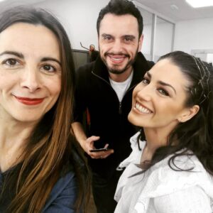 Laura Moure Instagram - Mañanas de cariño...risas y mucho arte ! Hoy @john.acostamakeup me ha acariciado con sus brochas y realmente ha hecho magia !! Y @estherpelos se ha currado una diadema de horquillas!! 😲 aparte de darle un rollazo  a mi pelo que solo ella sabe! ....increibleeeee me encantaaaaa! Estoy muy orgullosa de servir de lienzo a  estos artistas que me mimam cada mañana!!