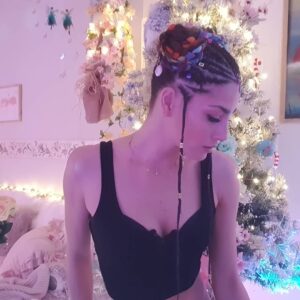 Laura Moure Instagram - Si ya no se que más decorar por navidad ...me decoro yo! #braids @trenzas_africanas1