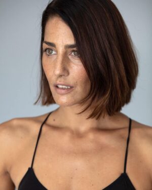 Laura Moure Instagram - Nunca he llevado El pelo tan corto pero no me ha quedado otra opción después de destruir mi pelo en el confinamiento...🤦‍♀️