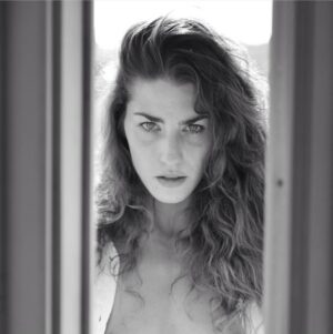 Laura Moure Instagram - Ser la luna en la oscuridad de otros 🌚☻