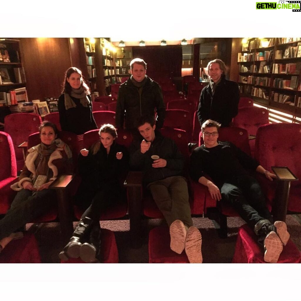 Laura Berlin Instagram - mit dem team zum ersten mal 'smaragdgrün' gucken! aufgeregt!! und dann auch bald für euch im kino. :) #smaragdgrün foto von felix fuchsteiner / fb