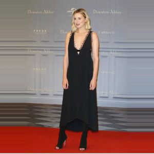 Laura Carmichael Instagram - Not long now... @downtonabbey_official 🎥 Super styling @rebeccacorbinmurray 
Blonde by @johnmacphersonhair 
Dress @victoriabeckham 
Hair and make up @ewtmakeup
