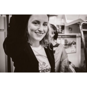 Laura Carmichael Instagram - Thank you @emmahollyjones for taking shiny pics & teaching me how to use Instagram 😂 it’s been a blast! 💗🌸💗🌸