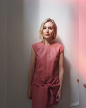 Laura Carmichael Instagram - London Junket Day 1 #ANewEra 

Styling @rebeccacorbinmurray 
Make-up @valeriaferreiramakeup 
Hair @leighkeateshair 
Dress @stellamccartney