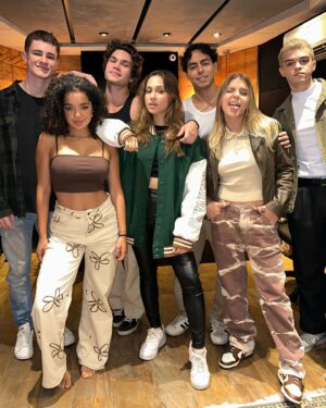 Laura Castro Instagram - “QUERIA QUE QUISESSE” TÁ NO MUNDO!! Escutem muitooo, compartilhem muitooo, cantem muitooo esse nosso feat que foi feito com tanto carinho! E me contem aqui o que acharam! Link nos stories e na bio! 💖🥳