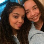 Laura Castro Instagram - hoje é o dia da mulher mais incrível do mundo, minha melhor amiga. Ela tira foto abraçando árvore sem medo de parecer brega, ela acorda 6 da manhã no próprio aniversário pra fazer uma caminhada, tem o riso mais escandaloso e contagiante e o coração mais bonito e generoso do universo. Ela me ensina o valor de ser grata, de tratar todas as pessoas com respeito e uma das coisas mais lindas que ela me ensina todos os dias: apreciar as coisas mais simples da vida. O pôr do sol, a lua, a vida, as pessoas que amamos, a nossa casa, o fato de estarmos aqui vivendo, respirando e amando. E eu sou imensamente grata por ser amada por essa mulher e a ter como mãe. Como é lindo aprender com você e ver o quanto você é amada e ama. O quanto você cuida de todo mundo e faz todo mundo se sentir bem ao seu lado. O quanto você me ensina a não me acomodar, nem ter medo de ir longe, mas também me lembra de nunca me esquecer de onde venho. Obrigada por nunca ter desistido dos meus sonhos e por sempre ter feito de tudo pra me ajudar a alcança-los. Obrigada por ter me dado esse seu sorriso, essa sua alegria, sua energia, seu jeitinho de gostar de falar com todo mundo, dentre tantas coisas que amo em você e em mim. Quero um dia ter um coração tão grande e lindo quanto o seu! Feliz aniversário. FELIZ 50 ANOS de MUITOS que você ainda vai viver, com essa sua disposição, sua saúde, sua alegria, sua energia, sua fé, sua simplicidade, sua força, seu amor pelas pessoas e pela vida. Te amo mãe 💛