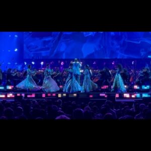 Laura Castro Instagram - Uau. Nem acredito que vivi isso. Fui convidada a integrar o elenco de “Disney All Stars”, me apresentando no Taipei Music Center. Que honra! ✨ Estar ao lado de artistas tão surreais, profissionais brilhantes e, acima de tudo, pessoas incríveis. O tanto que aprendi e o quão abençoada me sinto em poder estar junto de pessoas que admiro… não consigo colocar em palavras. Imensamente grata por essa oportunidade, nunca vou esquecer tudo isso que vivi nesses dias. A mini Laurinha não estaria nem acreditando nisso. O quão lindo é fazer o que você ama e se permitir sonhar. Obrigada obrigada obrigada a todos os envolvidos nesse sonho - Ben, Susan, Adam, Brannon, Disney’s team e todos no elenco e na equipe. Dreams really do come true! 💫
(P.s: prometo que se eu conseguir um vídeo de parte do seu mundo com um áudio melhor eu compartilho aqui 🥹) 
/
Wow. I can’t believe I experienced this. I was invited to join the cast of “Disney All Stars”, performing at the Taipei Music Center. What an honor! ✨ Being alongside such surreal artists, brilliant professionals and, above all, incredible human beings. How much I learned and how blessed I feel to be able to be with people I admire... I can’t even put it in words. I am immensely grateful for this opportunity, I will never forget everything I experienced during those days. Mini Laura wouldn’t even believe it. How beautiful it is to do what you love and allow yourself to dream - Ben, Susan, Adam, Brannon, Disney’s team, and everybody on the cast and crew Thank you, thank you, thank you to everyone involved in this dream! Dreams do come true! 💫
(P.s: I promise that if I get a video of part of your world with better audio I will share it here 🥹)