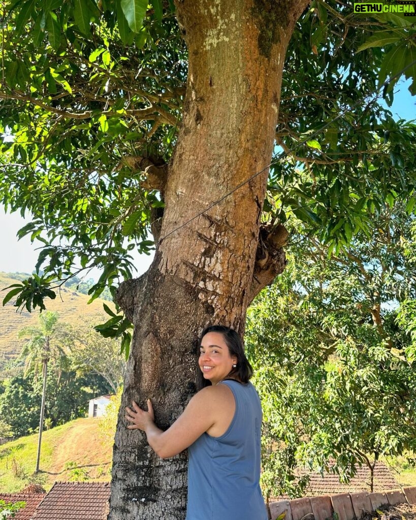 Laura Castro Instagram - hoje é o dia da mulher mais incrível do mundo, minha melhor amiga. Ela tira foto abraçando árvore sem medo de parecer brega, ela acorda 6 da manhã no próprio aniversário pra fazer uma caminhada, tem o riso mais escandaloso e contagiante e o coração mais bonito e generoso do universo. Ela me ensina o valor de ser grata, de tratar todas as pessoas com respeito e uma das coisas mais lindas que ela me ensina todos os dias: apreciar as coisas mais simples da vida. O pôr do sol, a lua, a vida, as pessoas que amamos, a nossa casa, o fato de estarmos aqui vivendo, respirando e amando. E eu sou imensamente grata por ser amada por essa mulher e a ter como mãe. Como é lindo aprender com você e ver o quanto você é amada e ama. O quanto você cuida de todo mundo e faz todo mundo se sentir bem ao seu lado. O quanto você me ensina a não me acomodar, nem ter medo de ir longe, mas também me lembra de nunca me esquecer de onde venho. Obrigada por nunca ter desistido dos meus sonhos e por sempre ter feito de tudo pra me ajudar a alcança-los. Obrigada por ter me dado esse seu sorriso, essa sua alegria, sua energia, seu jeitinho de gostar de falar com todo mundo, dentre tantas coisas que amo em você e em mim. Quero um dia ter um coração tão grande e lindo quanto o seu! Feliz aniversário. FELIZ 50 ANOS de MUITOS que você ainda vai viver, com essa sua disposição, sua saúde, sua alegria, sua energia, sua fé, sua simplicidade, sua força, seu amor pelas pessoas e pela vida. Te amo mãe 💛