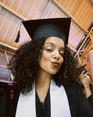 Laura Castro Instagram - #tbt que vale deixar registrado aqui: o dia da minha colação de grau ✨ oficialmente uma publicitária formada 🙌🏾 o textão já escrevi ano passado quando apresentei o TCC, mas continuo transbordando de orgulho e felicidade por todos esses quatro anos que vivi, por tudo que passei, pelas noites mal dormidas, pelo tanto que aprendi e pelas amizades inesquecíveis que a faculdade me trouxe. ❤️