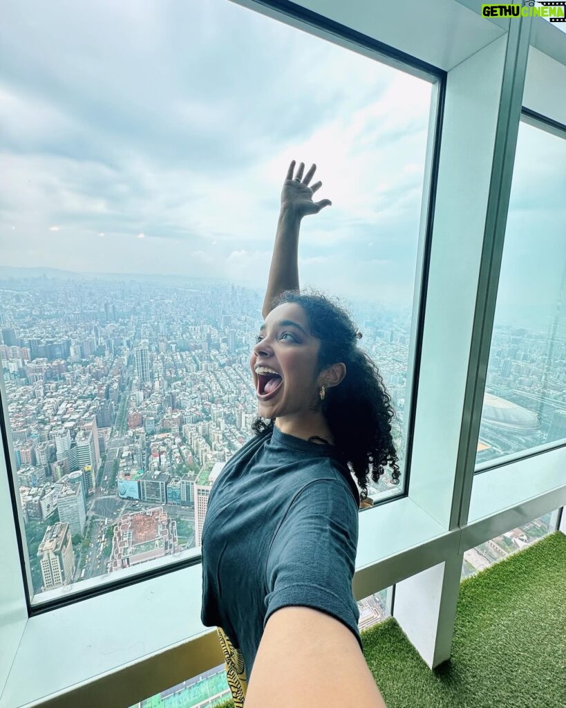 Laura Castro Instagram - 1o dia em Taiwan!! Tô tão feliz! E ja teve: • terremoto, mas tá tudo bem!! • visita no Taipei 101 • ensaio • massagem no spa • provando comidinhas no night market • passeiozinho pelo bairro And the princess adventure has started ✨💛