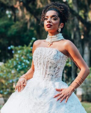 Laura Castro Instagram - Brimsley, leve-me ao Baile Bridgerton @netflixbrasil ✨👑 
stylist: @schiavellii 
fotos: @_mastror