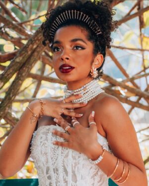 Laura Castro Instagram - Brimsley, leve-me ao Baile Bridgerton @netflixbrasil ✨👑 
stylist: @schiavellii 
fotos: @_mastror