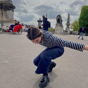 Laura Dutilleul Instagram - La première c’est pcq je vous aime, la deuxième c’est en mode « coucou je touche mes tresses » et la 3 eme c’est : JE FAIS L’AVION DANS PARIS WOUHOU 
🥖🥖🥖🥖

Partage dans ta story avec une chanson qui fait très parisien si t’es cap 😂

#paris#love#hihi#youhou#coucou