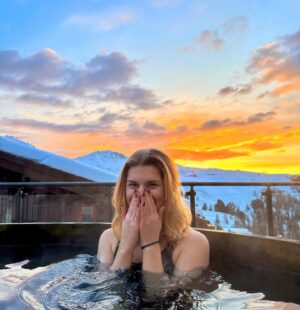 Laura Dutilleul Instagram - 2023 en 10 photos ❤️‍🔥 
Vous avez découvert "Respire" et mon histoire. Il y a aussi eu "Plus de problèmes", et nous préparons la suite ^^
Vous me découvrez de plus en plus artistiquement et musicalement ; la suite arrive vite (très vite), et j'ai trop hâte !!! <3

Merci pour cette année, à vous, à ceux qui ont croisé ma route et à toutes les personnes qui m'entourent.

J'ai une grosse pensée pour mon papy qui nous a quitté cette année. Je pense à toi tous les jours. Et promis, 2024 est à nous 🤍