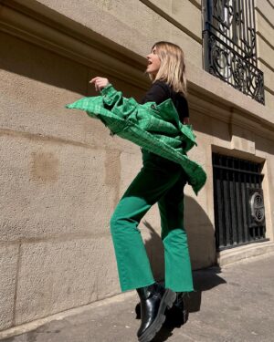 Laura Dutilleul Instagram - Mais pour qui je me prends ?😭😂
✅💚🍀🔫🌴🦜🌳🐍