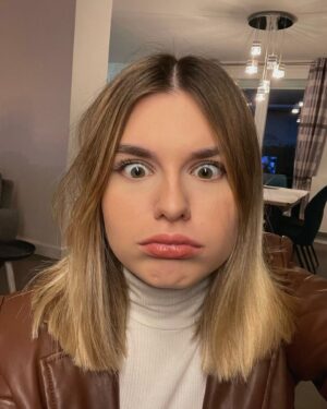 Laura Dutilleul Instagram - J’ai TROP HÂTE de vous montrer ce qu’on prépare 👀❤️‍🔥🎵

(La dernière c’est cadeau 😂)