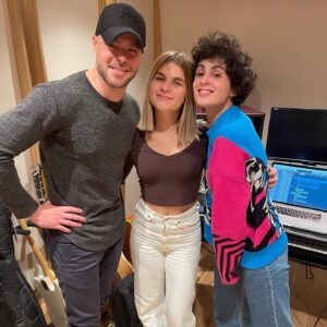 Laura Dutilleul Instagram - meli melo de post part 2!! 
Premièrement BONNE ANNÉE TOUT LE MONDE 🎉🎶❤️
Je travaille en studio en ce moment j’ai trop hâte de commencer à vous montrer tout ça ! (Ps: une ptite surprise arrive bientôt🤫) essayez de deviner!! 
Aussi, je suis allée à Disney, j’ai fêté noël avec ma famille🎄 et j’ai fait MA PREMIÈRE HEURE de conduite (regarde la dernière slide mdr)omg sortez les casques 🚗