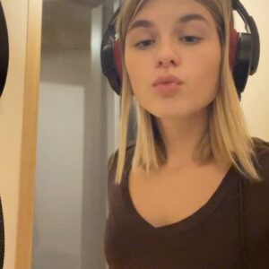 Laura Dutilleul Instagram - meli melo de post part 2!! 
Premièrement BONNE ANNÉE TOUT LE MONDE 🎉🎶❤️
Je travaille en studio en ce moment j’ai trop hâte de commencer à vous montrer tout ça ! (Ps: une ptite surprise arrive bientôt🤫) essayez de deviner!! 
Aussi, je suis allée à Disney, j’ai fêté noël avec ma famille🎄 et j’ai fait MA PREMIÈRE HEURE de conduite (regarde la dernière slide mdr)omg sortez les casques 🚗