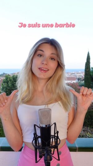 Laura Dutilleul Instagram - La traduction 😭 demain je chante la version française donc rdv à 17h30 demain 🩷🩷🩷