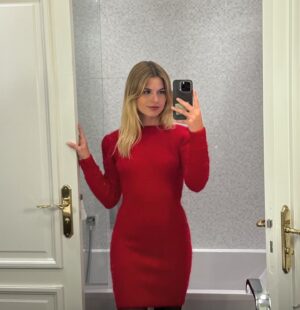 Laura Dutilleul Instagram - 2023 en 10 photos ❤️‍🔥 
Vous avez découvert "Respire" et mon histoire. Il y a aussi eu "Plus de problèmes", et nous préparons la suite ^^
Vous me découvrez de plus en plus artistiquement et musicalement ; la suite arrive vite (très vite), et j'ai trop hâte !!! <3

Merci pour cette année, à vous, à ceux qui ont croisé ma route et à toutes les personnes qui m'entourent.

J'ai une grosse pensée pour mon papy qui nous a quitté cette année. Je pense à toi tous les jours. Et promis, 2024 est à nous 🤍