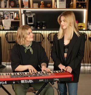 Laura Dutilleul Instagram - 2023 en 10 photos ❤️‍🔥 
Vous avez découvert "Respire" et mon histoire. Il y a aussi eu "Plus de problèmes", et nous préparons la suite ^^
Vous me découvrez de plus en plus artistiquement et musicalement ; la suite arrive vite (très vite), et j'ai trop hâte !!! <3

Merci pour cette année, à vous, à ceux qui ont croisé ma route et à toutes les personnes qui m'entourent.

J'ai une grosse pensée pour mon papy qui nous a quitté cette année. Je pense à toi tous les jours. Et promis, 2024 est à nous 🤍